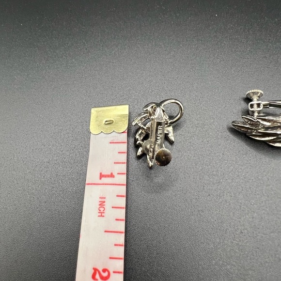 Vintage Napier clip-on/screw-on silver tone leaf earrings - Picture 2 of 3